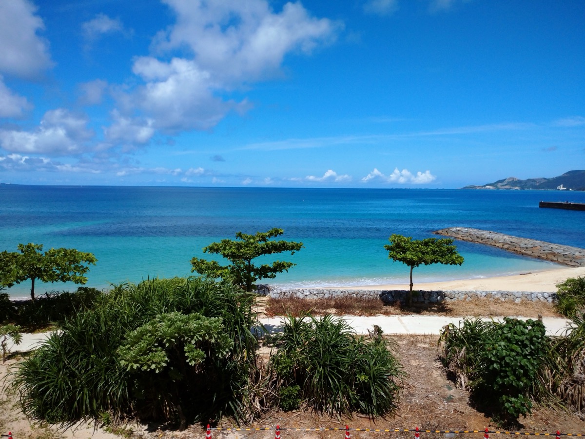 沖縄・名護の海辺